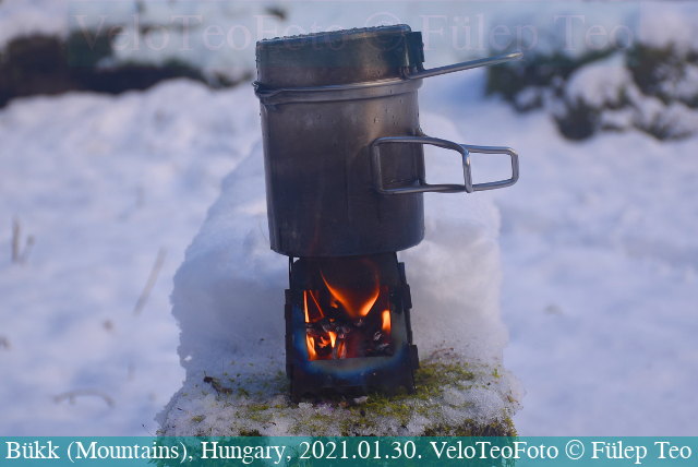 Vízmelegítés hobókályhán. (Water heating on hobo stove.)