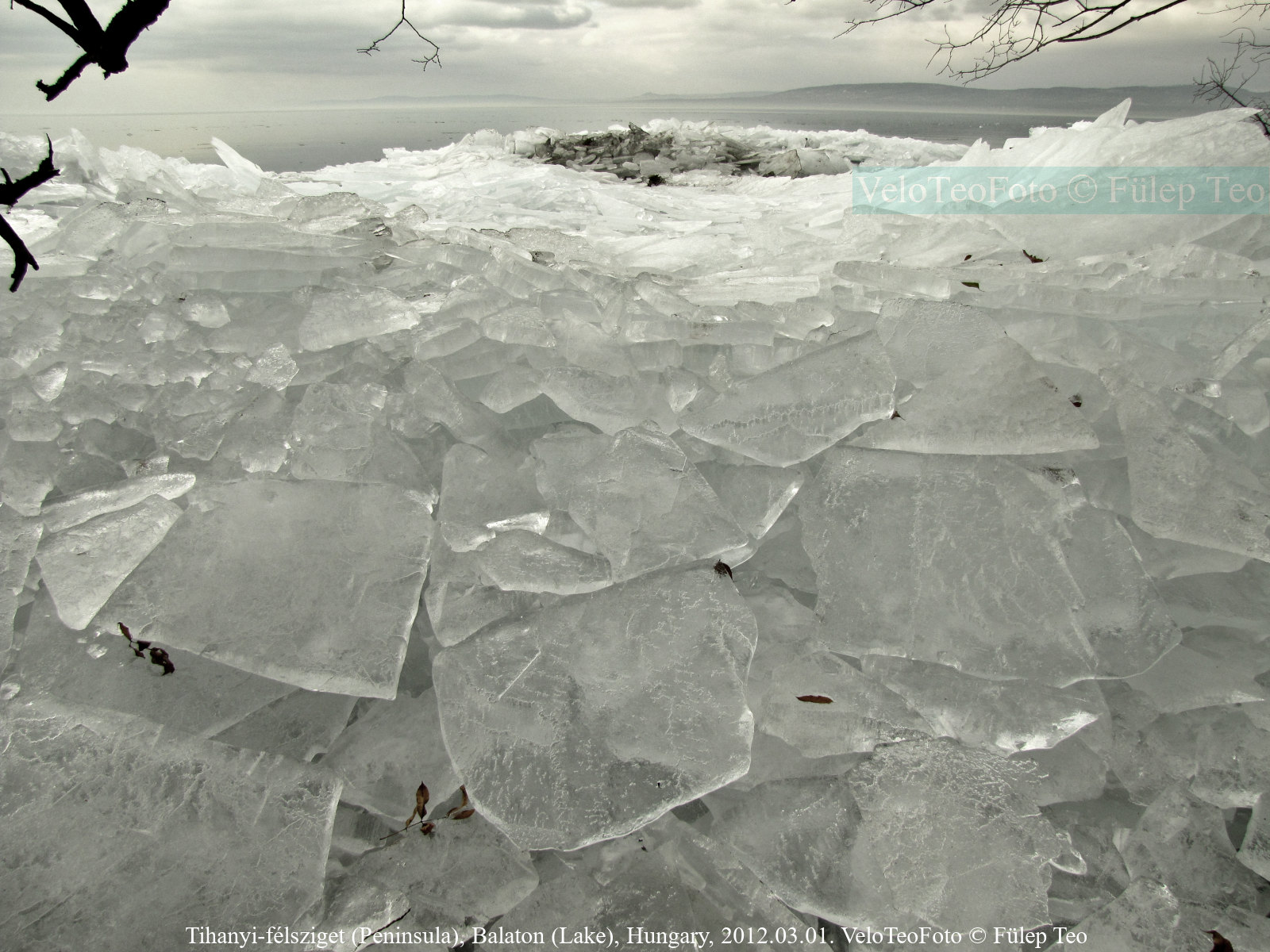 Balatoni jég: torlódó jégtáblák olvadás idején a Balaton partján.