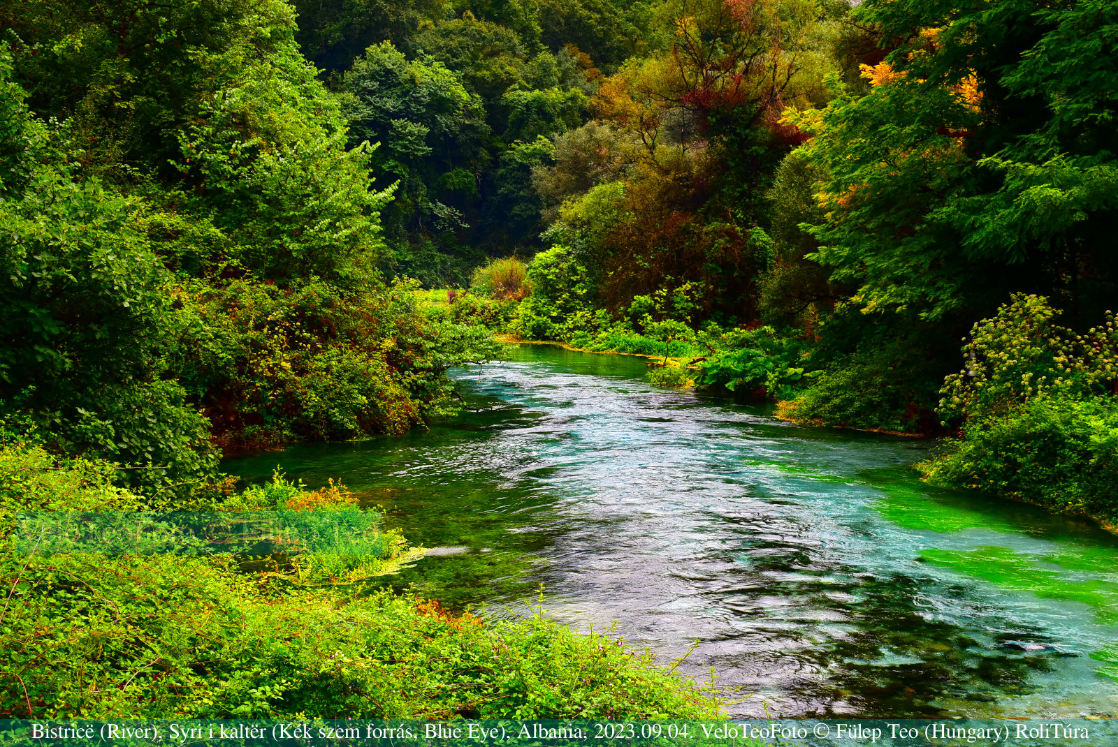 Bistrica folyó, a Kék szem forrás (Syri i kaltër, Blue Eye) alatt, Albánia.