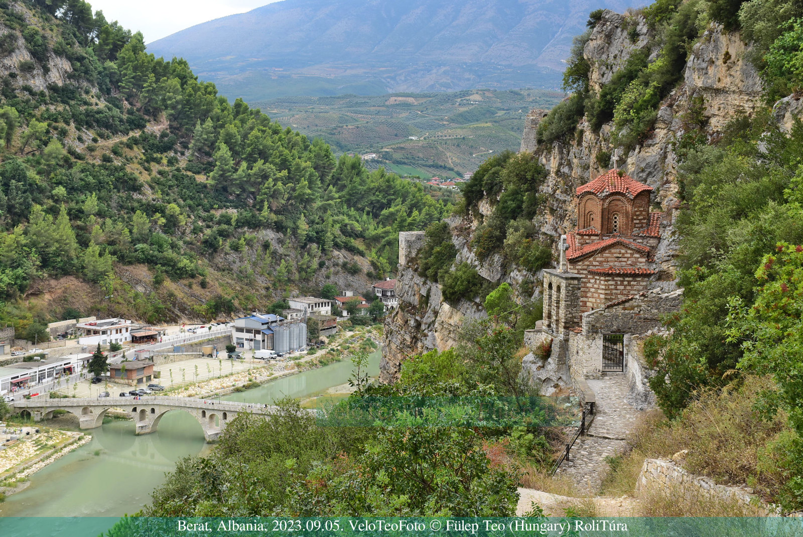 Gorica híd, Osum folyó, Szent Mihály templom, Berat, az ezerablakos város, Albánia.