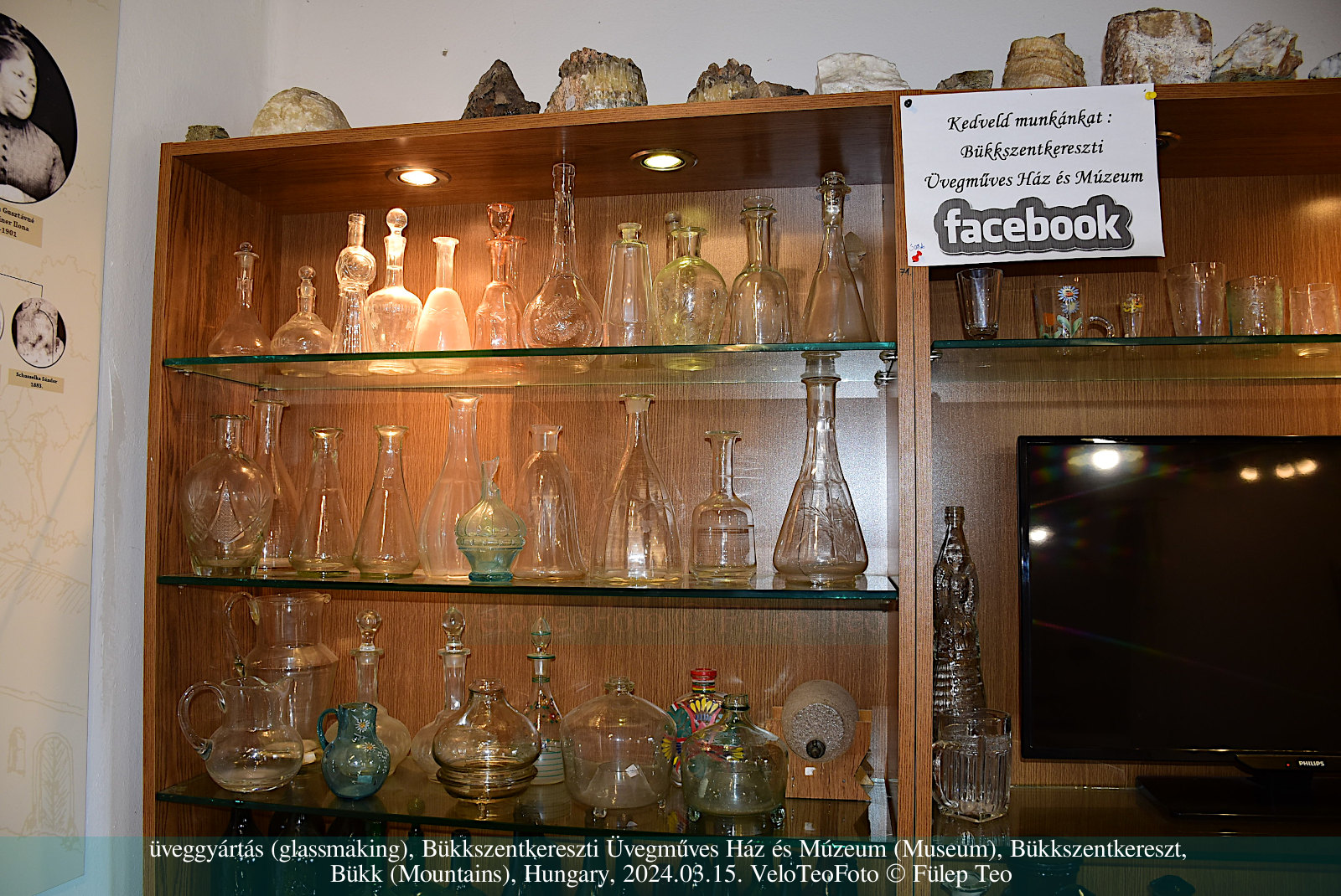 Üveghuták üvegtermékei (forest glass) a Bükkszentkereszti Üvegműves Ház és Múzeum polcain, a Bükkben,