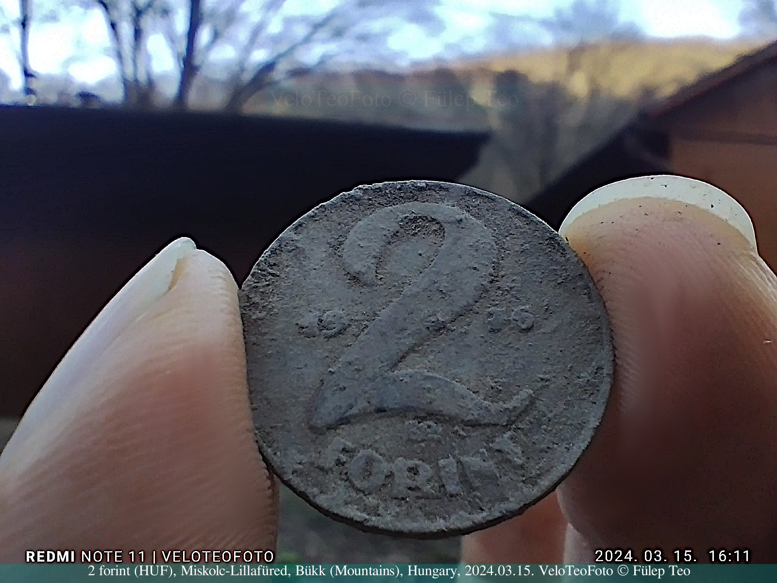 Egy régi 2 forintos pénzérme 1976-ből, ami 2024-ben került elő Lillafüredről, a Bükkből.